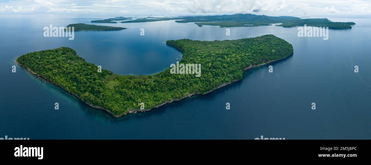 Lussureggianti isole tropicali sono costellate da diverse barriere coralline nelle Isole Salomone. Questo bellissimo paese è sede di una spettacolare biodiversità marina. Foto Stock