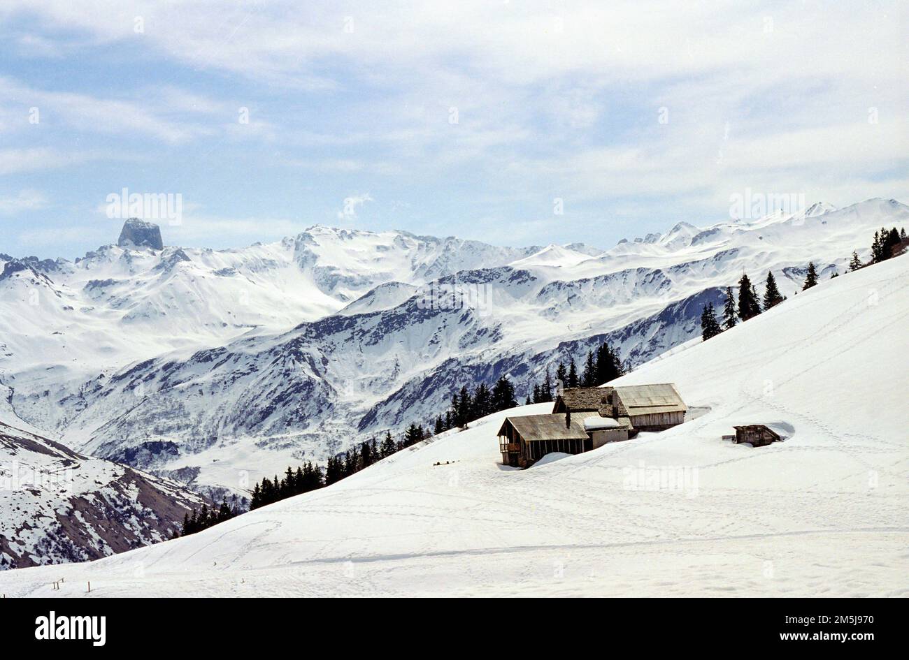 Stazione sciistica di Arêches-Beaufort in Savoia e la Pierra menta sullo sfondo. Foto Stock