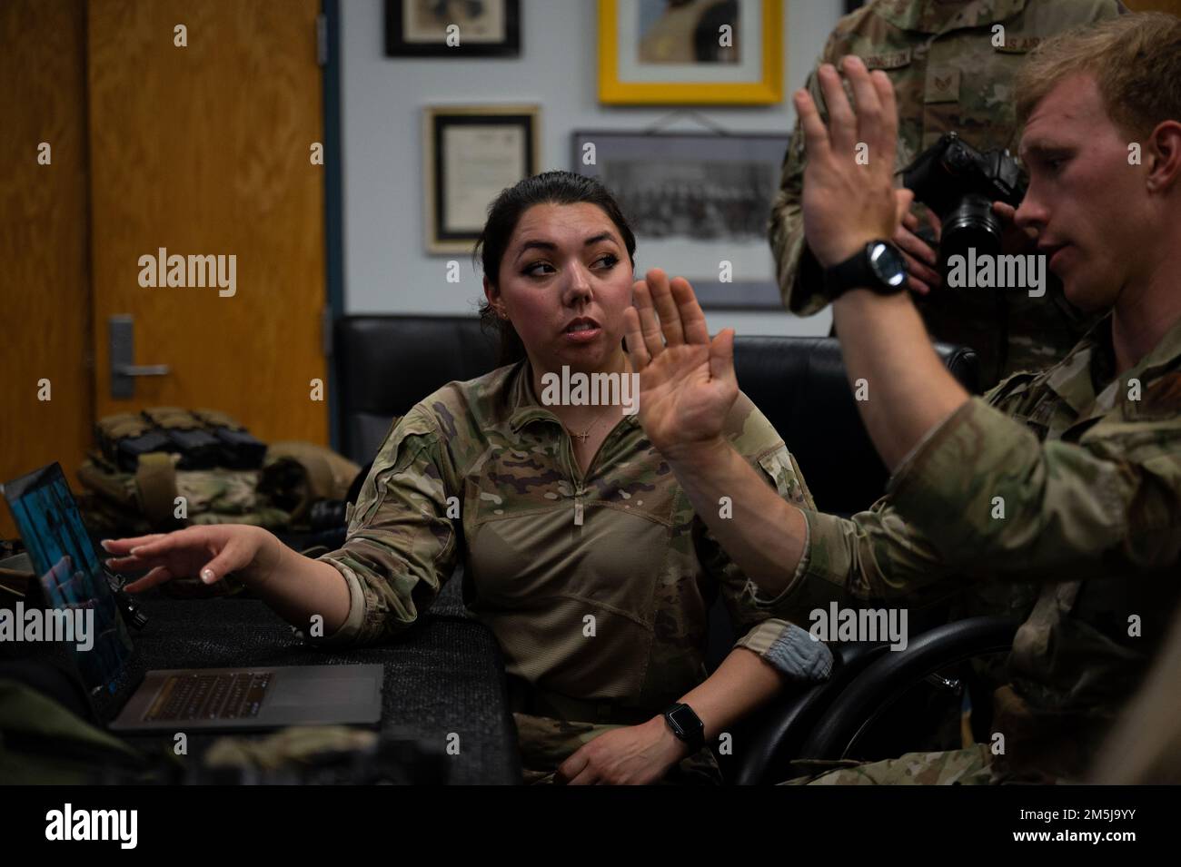 STATI UNITI Air Force Airmen esegue una sessione di revisione delle immagini durante l'esercitazione Scorpion Lens alla base congiunta di Charleston, South Carolina, 17 marzo 2022. Il 1st Combat Camera Squadron (1CTCS) tiene l'obiettivo Scorpion esercizio ogni anno per fornire addestramento di abilità di spedizione per combattere Camera Airmen. Foto Stock