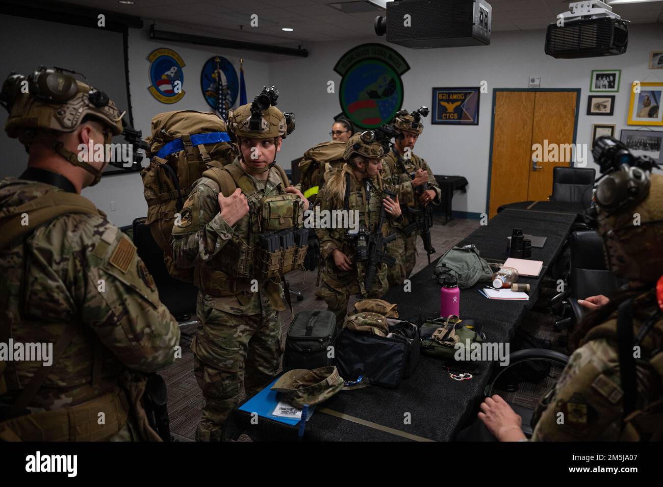 STATI UNITI Air Force Airmen si preparano per l'addestramento alla navigazione terrestre durante l'esercitazione Scorpion Lens alla base congiunta di Charleston, South Carolina, 17 marzo 2022. Il 1st Combat Camera Squadron (1CTCS) tiene l'obiettivo Scorpion esercizio ogni anno per fornire addestramento di abilità di spedizione per combattere Camera Airmen. Foto Stock