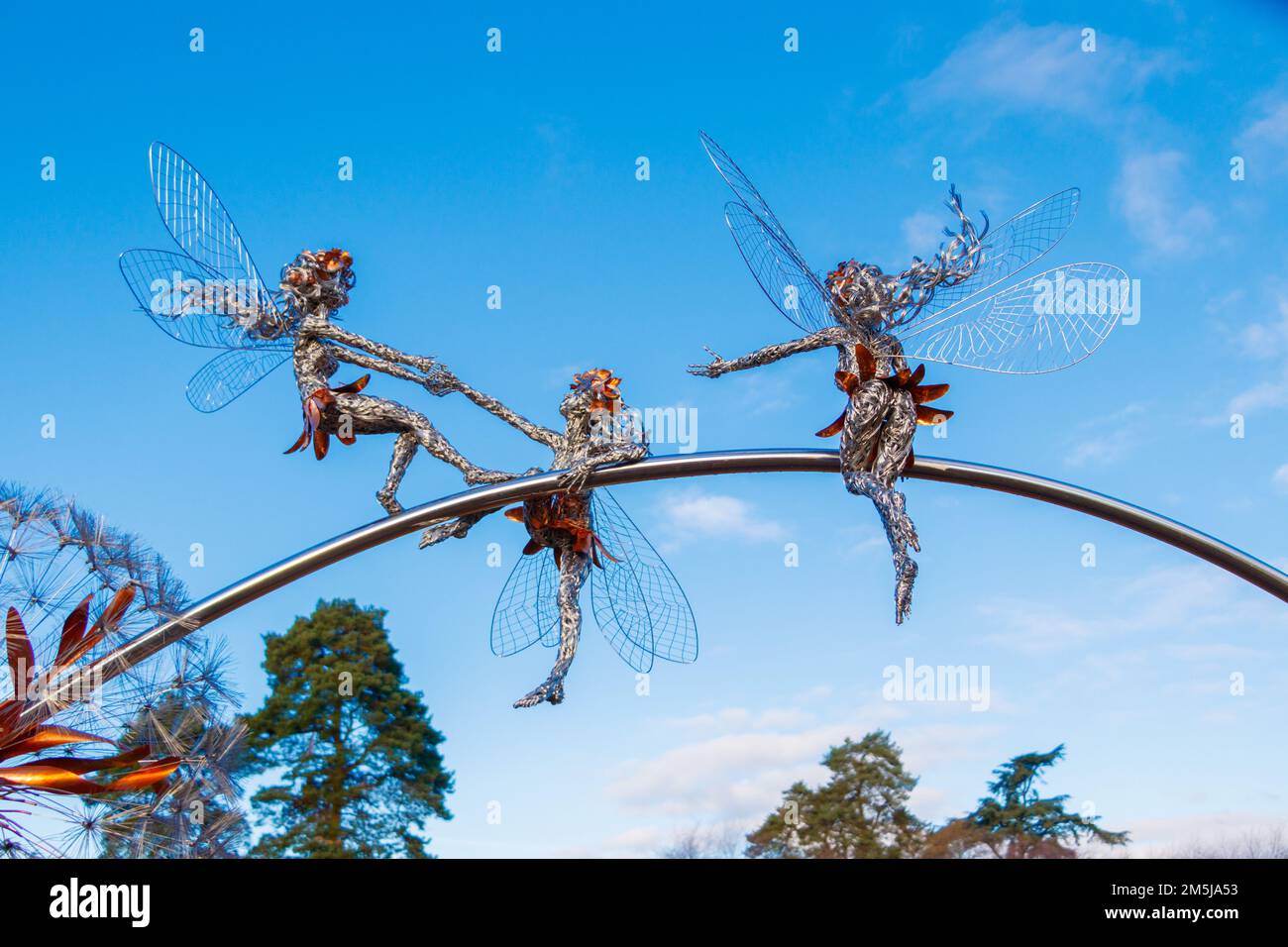 Scultura in filo di fate nei giardini di Trentham, Stoke on Trent di Robin Wright Fantasy Wire Foto Stock