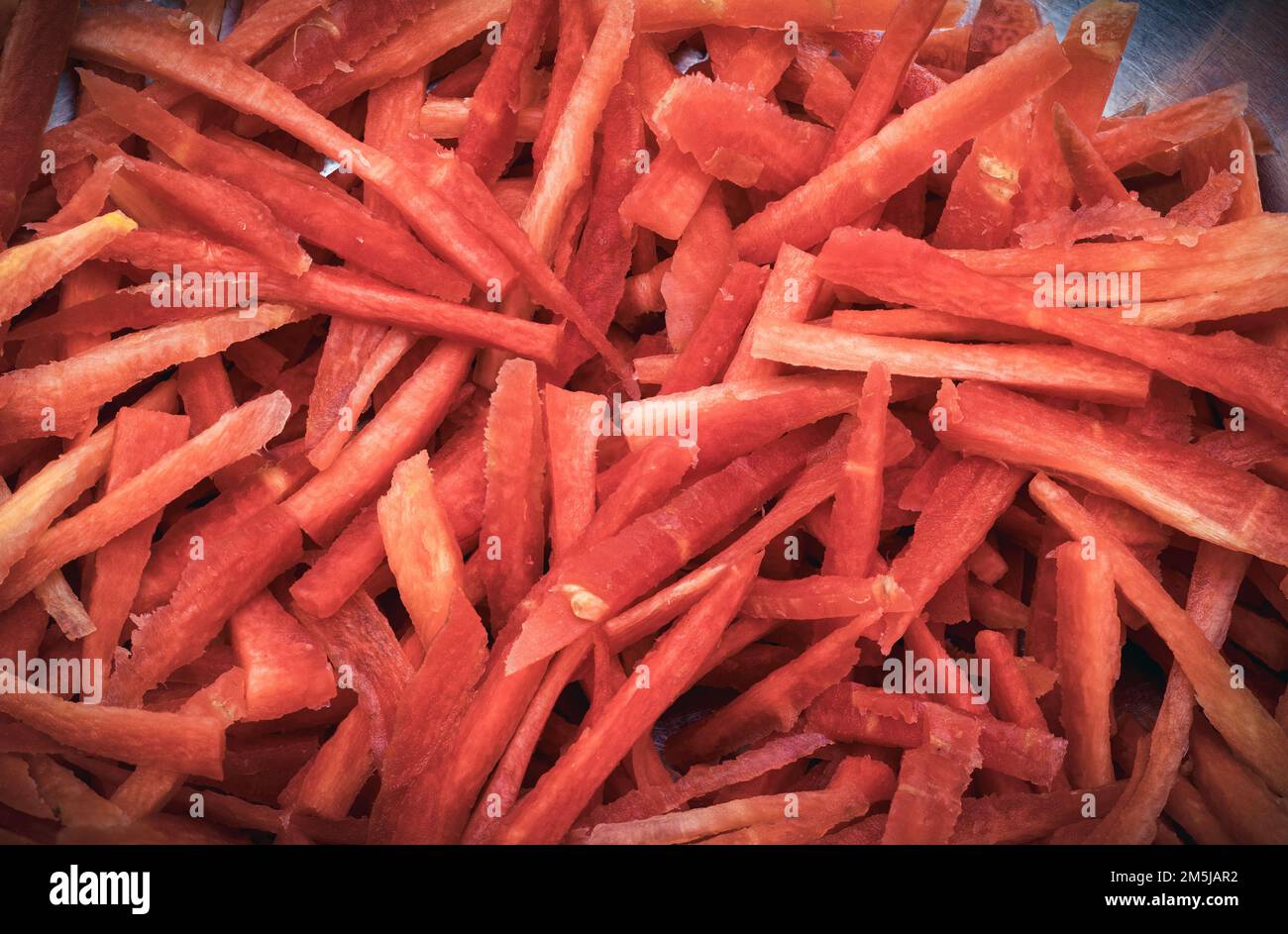Carota grattugiata in piccoli pezzi, pila di carote fresche rosse