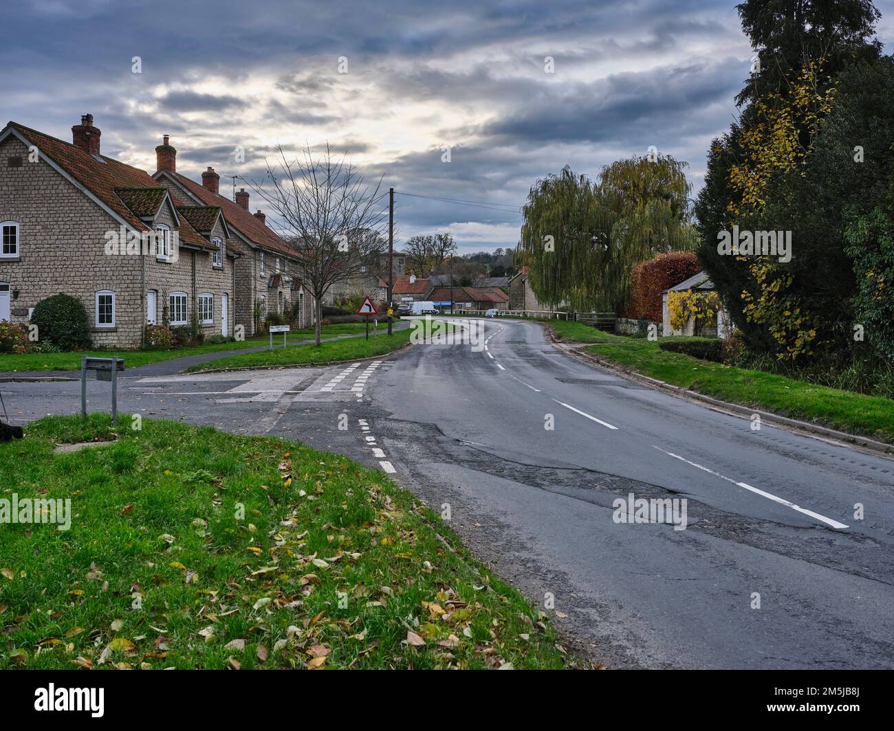 Sulla B1257 una vista passato Hall Farm Cottages al centro del villaggio di Hovingham Foto Stock