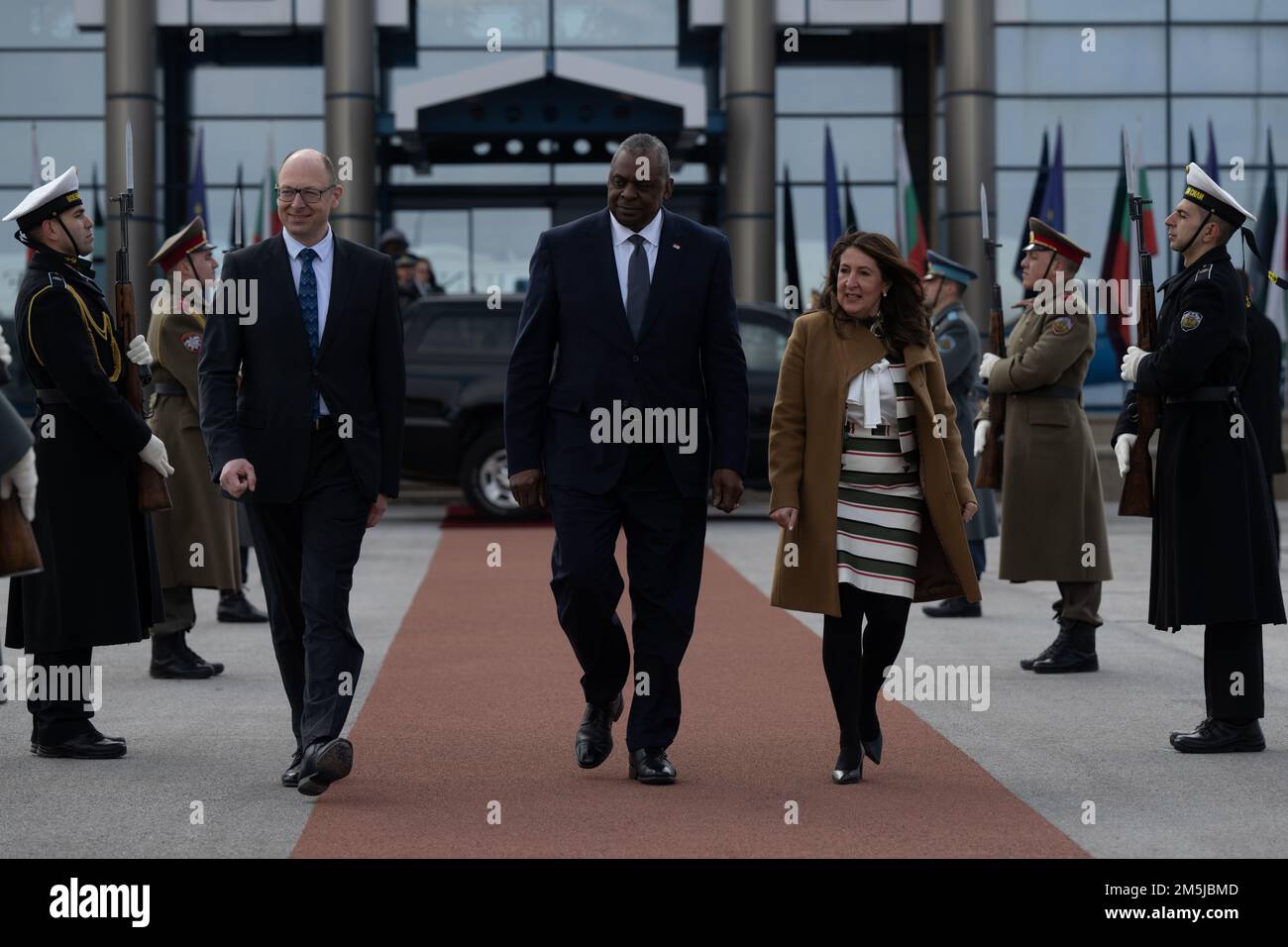 Il Segretario della Difesa Lloyd J. Austin III è scortato dal Vice Ministro della Difesa Bugarain Yordan Bozhilov e dagli Stati Uniti Ambasciatore in Bulgaria Herro Mustafa prima della partenza da Sofia, Bulgaria, 19 marzo 2022. Austin si sta incontrando con gli alleati per discutere delle capacità di deterrenza sul fianco orientale della NATO. Foto Stock