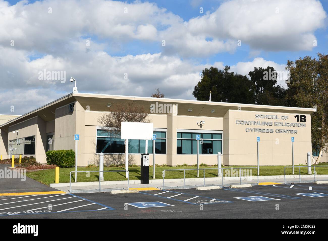 CYPRESS, CALIFORNIA - 28 DEC 2022: Scuola di formazione continua nel campus del Cypress College. Foto Stock