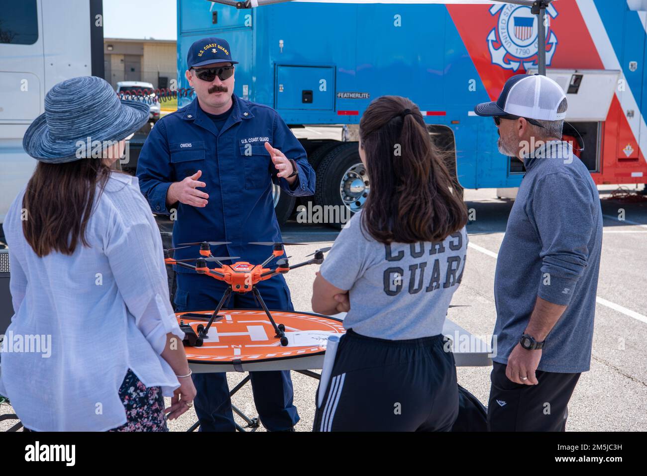 Connor Owens, 3rd Class, spiega il ruolo del team Unmanned Aircraft Systems del settore Houston-Galveston ai membri del pubblico durante la Giornata della comunità del settore Houston-Galveston a Houston, Texas, 19 marzo 2022. Durante l'evento, i membri della Guardia Costiera del settore Houston-Galveston e delle unità circostanti hanno esposto le attrezzature e discusso varie missioni della Guardia Costiera. Foto Stock