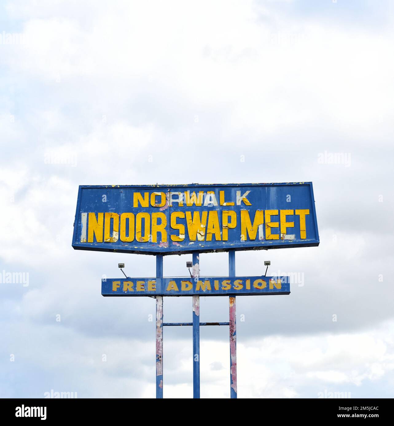 NORWALK, CALIFORNIA - 28 DEC 2022: Cartello Norwalk Indoor Swap Meet su Alondra Boulevard. Il popolare mercato delle pulci è ora chiuso, ma il segno distintivo rem Foto Stock