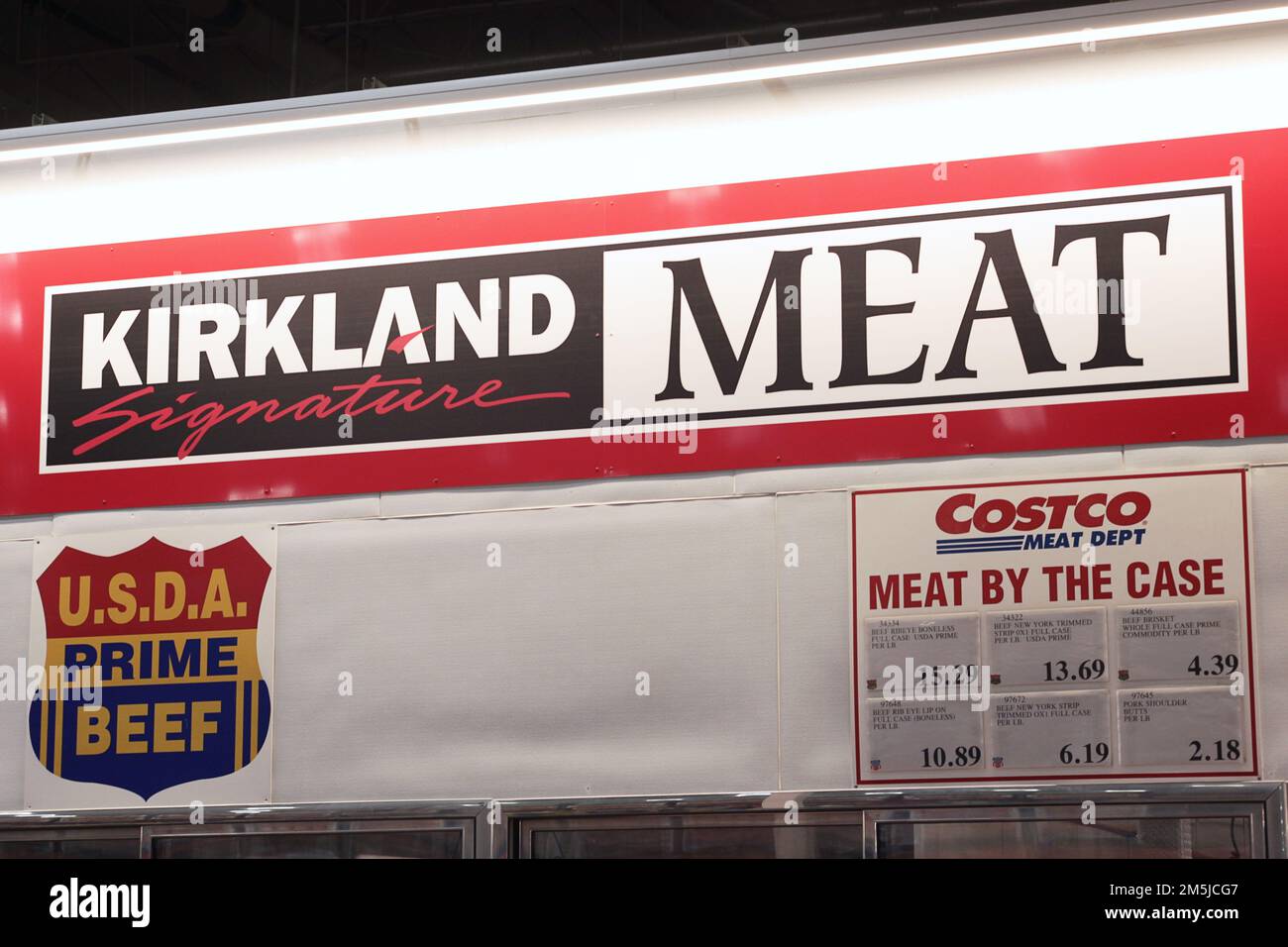 Honolulu, HI - 23 dicembre 2022: Kirkland Signature brand Meat reparto all'interno del centro di spedizione all'ingrosso Costco. Foto Stock