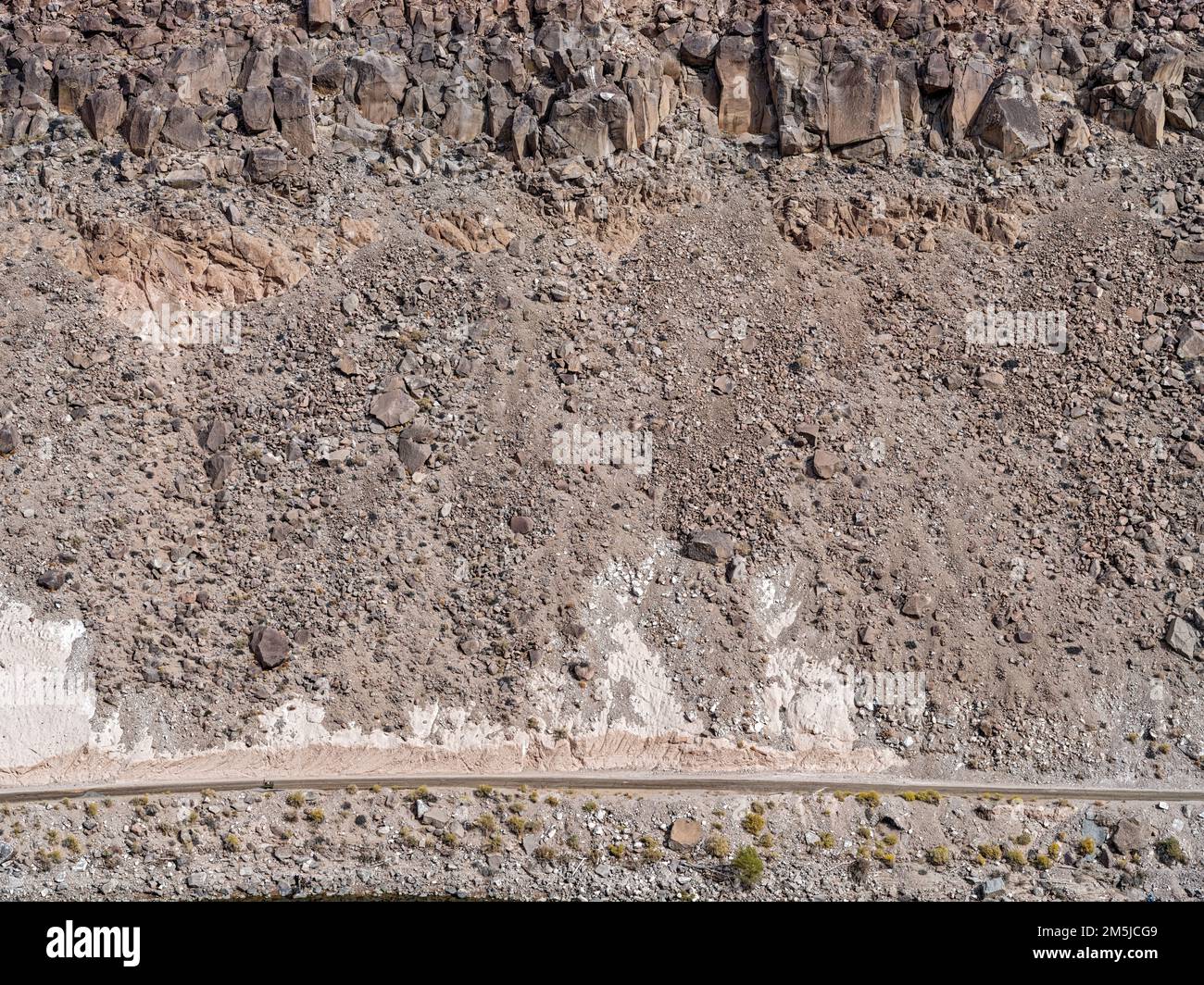 Il Pleasant Valley Dam Rroad corre lungo il fiume Owens e il bacino idrico alla base di una scogliera vicino a Bishop in California Foto Stock