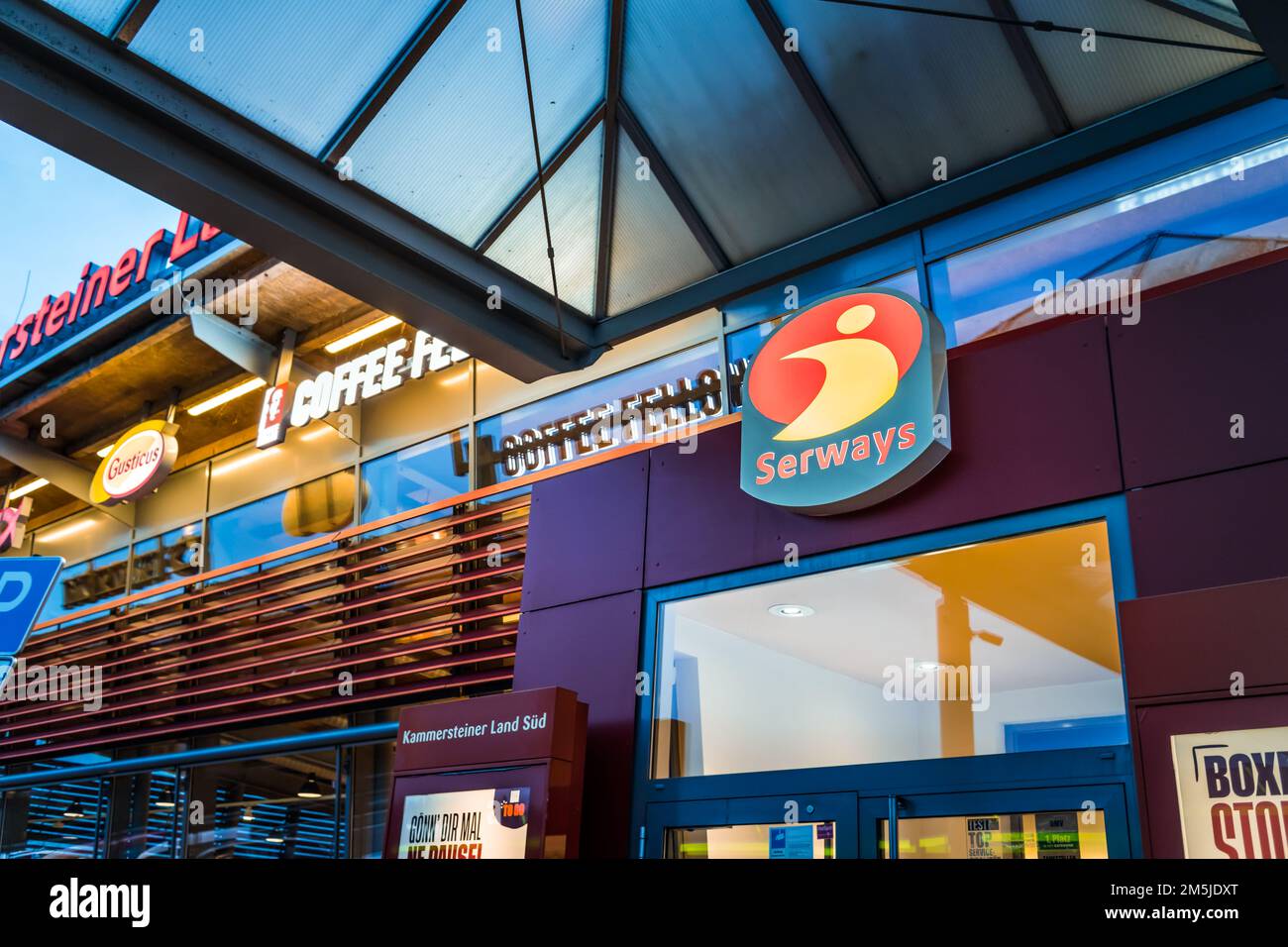 Kammerstein, Germania - 26 dicembre 2022: Cartello dell'area di servizio Serways con il logo del marchio Serways. Serways è un marchio di Tank & Rast, che affitta, operat Foto Stock