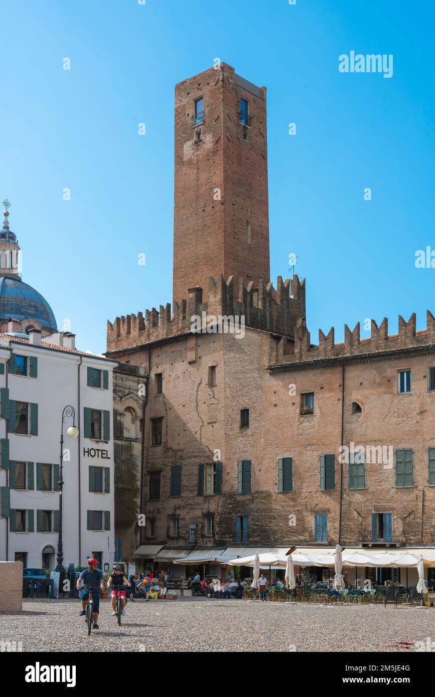 Piazza Sordello Mantova, vista in estate dell'angolo sud-ovest di Piazza Sordello che mostra l'epoca medievale Torre della Gabbia, Mantova, Italia Foto Stock