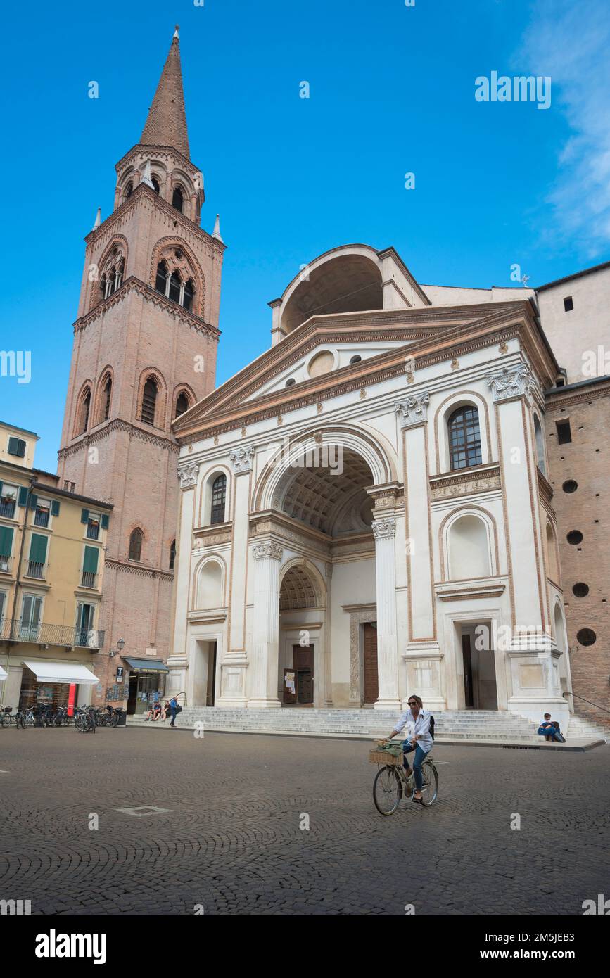 Chiesa di Sant'Andrea Mantova, vista su Piazza Mantegna verso l'enorme facciata rinascimentale della Chiesa di Sant'Andrea e il suo campanile, Mantova Italia Foto Stock