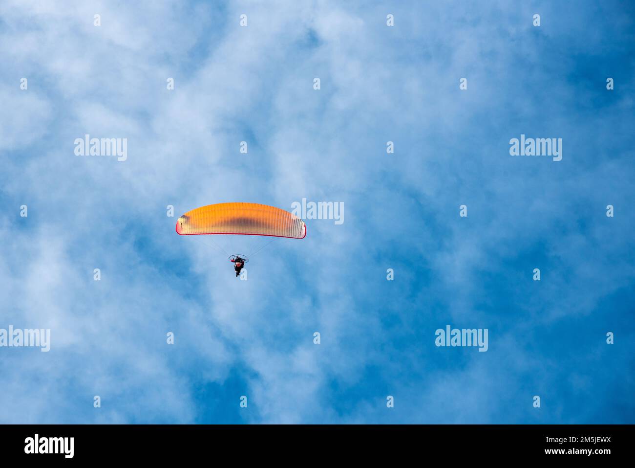 un appassionato di paraplano sulla spiaggia in volo Foto Stock
