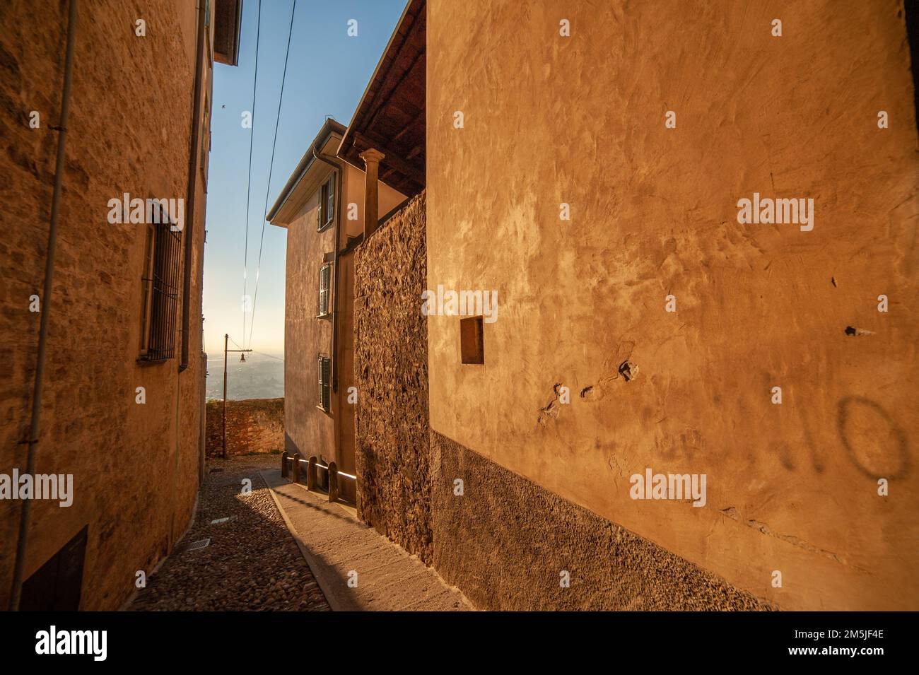 Vicolo stretto nell'antica città di Bergamo Foto Stock