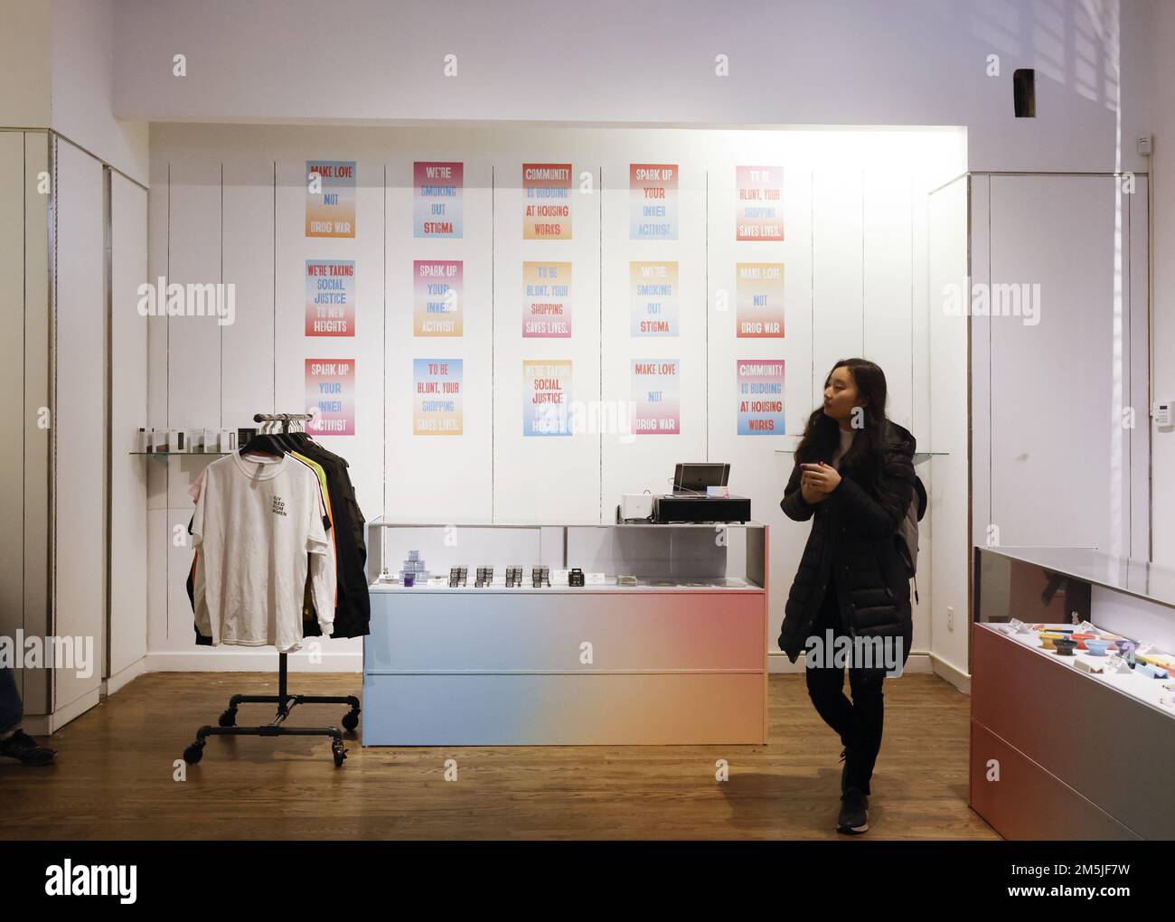 New York, Stati Uniti. 28th Dec, 2022. Fiorista Farms i prodotti di cannabis sono in mostra il primo giorno di vendita legale di marijuana ricreativa presso l'Housing Works Cannabis Co. A New York City Giovedì, Dicembre, 29, 2022. Il dispensario ufficiale apre alle 4:20, quando chiunque abbia più di 21 anni può entrare per acquistare prodotti di cannabis ricreativa. Foto di John Angelillo/UPI Credit: UPI/Alamy Live News Foto Stock