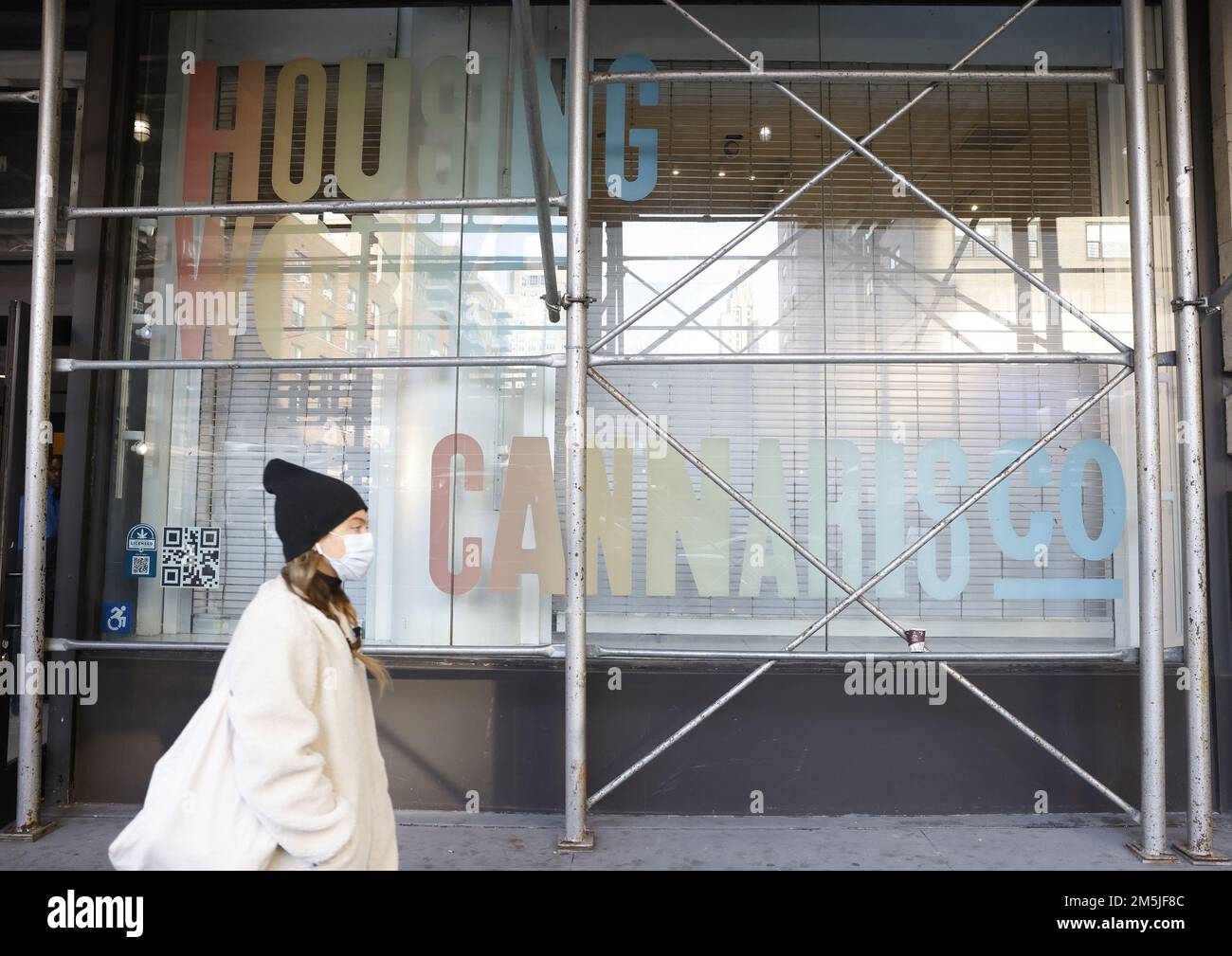 New York, Stati Uniti. 28th Dec, 2022. Una passeggiata pedonale presso l'Housing Works Cannabis Co. Il primo giorno di vendita di marijuana ricreativa legale a New York City Giovedì, Dicembre, 29, 2022. Il dispensario ufficiale apre alle 4:20, quando chiunque abbia più di 21 anni può entrare per acquistare prodotti di cannabis ricreativa. Foto di John Angelillo/UPI Credit: UPI/Alamy Live News Foto Stock