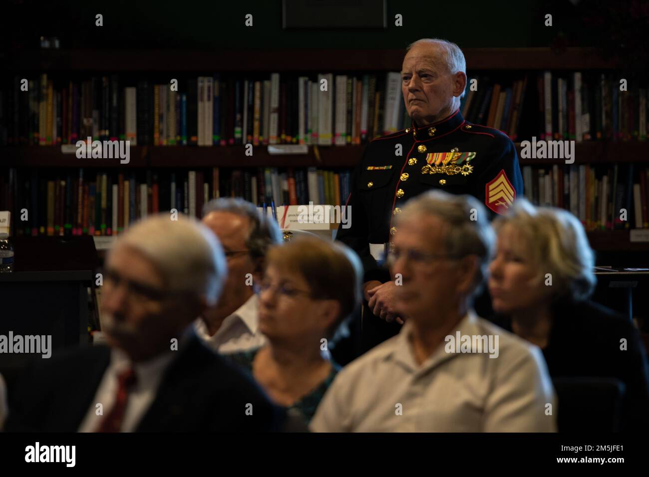 Dave Lott (in pensione) onora la vita del Lt. Col. David Althoff (in pensione), al culto e lode Chiesa Chandler Arizona, 19 marzo 2022. Althoff servì come pilota nella guerra del Vietnam e completò oltre 1.000 missioni di combattimento. Gli viene riconosciuto di aver salvato centinaia di marines che sono stati criticamente feriti in battaglia e che hanno ricevuto tre stelle d'argento, tre distinte croci volanti, una stella di bronzo, una medaglia di servizio meritoria e 55 medaglie d'aria. Foto Stock