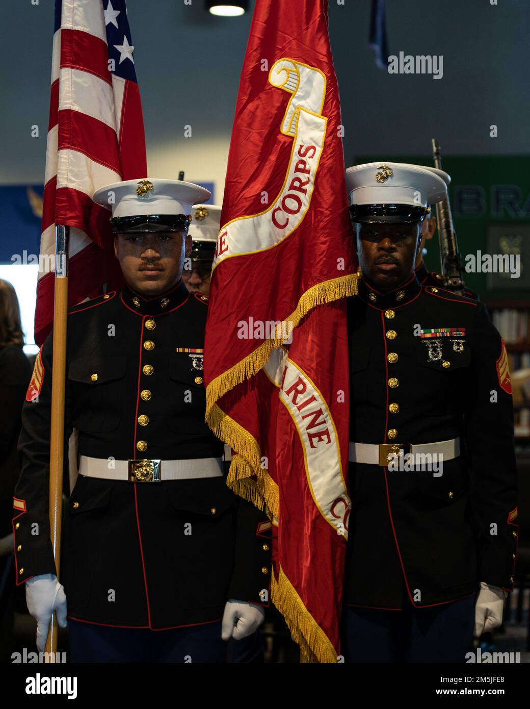 SGT. Maurice Spicer (a sinistra) e Sgt. Jude Guillaume Bulk Fuel Company C 4th Marine Logistics Group, marzo sui colori in onore del Lt. Col. David Althoff (ritirato), al culto e lode Chiesa Chandler Arizona, 19 marzo 2022. Althoff servì come pilota nella guerra del Vietnam e completò oltre 1.000 missioni di combattimento. Gli viene riconosciuto di aver salvato centinaia di marines che sono stati criticamente feriti in battaglia e che hanno ricevuto tre stelle d'argento, tre distinte croci volanti, una stella di bronzo, una medaglia di servizio meritoria e 55 medaglie d'aria. (Corpo marino foto di Lance CPL. Ashley Corbo) Foto Stock