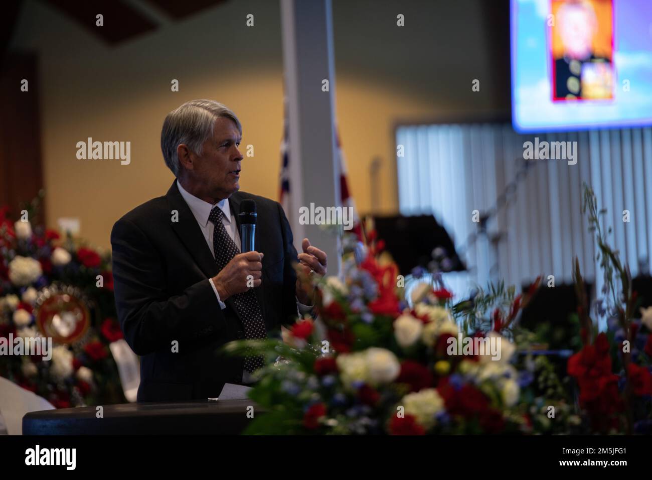 Doug Althoff onora la vita di suo padre Lt. Col. David Althoff (in pensione), alla Chiesa di culto e lode Chandler Arizona, 19 marzo 2022. Althoff servì come pilota nella guerra del Vietnam e completò oltre 1.000 missioni di combattimento. Gli viene riconosciuto di aver salvato centinaia di marines che sono stati criticamente feriti in battaglia e che hanno ricevuto tre stelle d'argento, tre distinte croci volanti, una stella di bronzo, una medaglia di servizio meritoria e 55 medaglie d'aria. Foto Stock