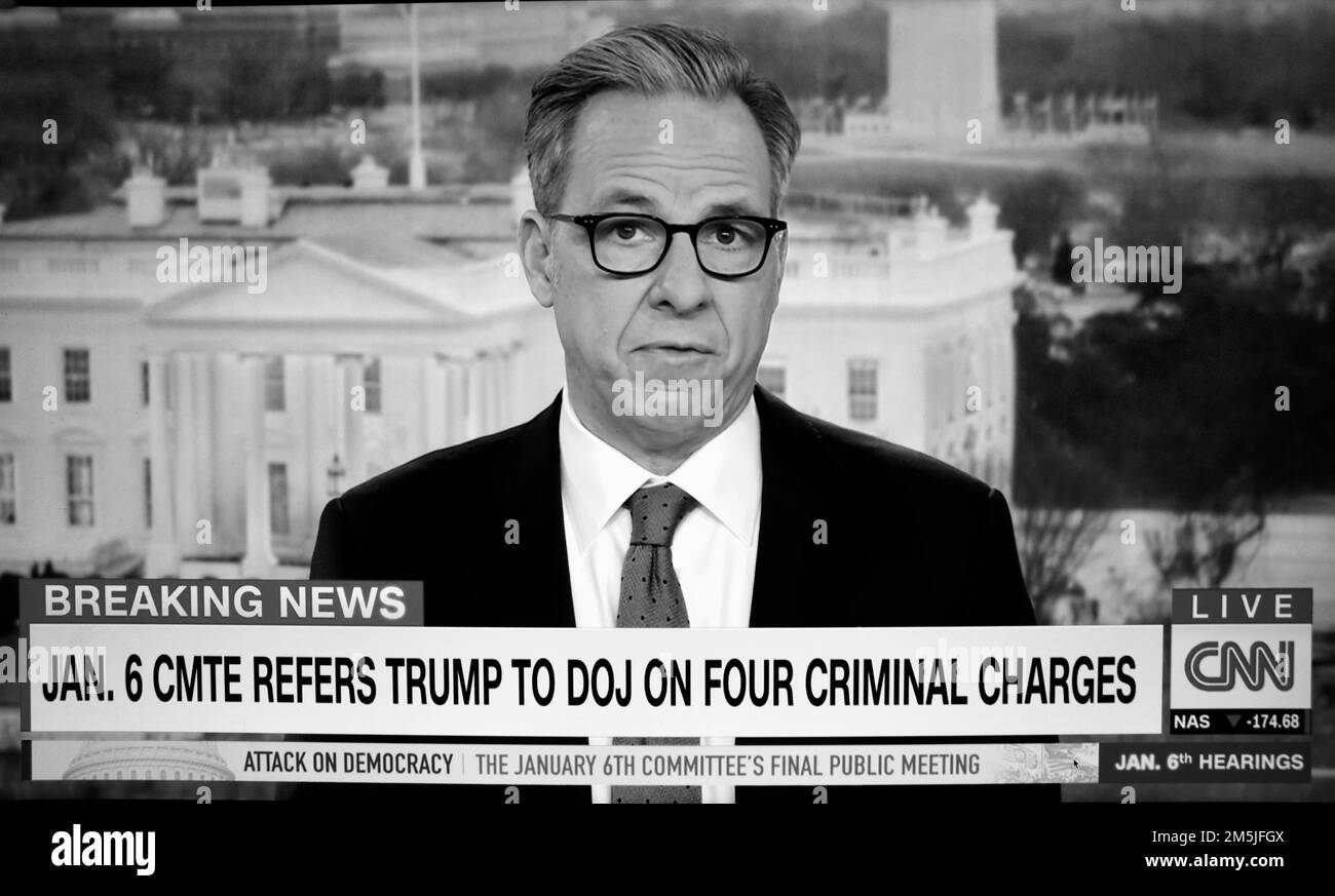 Uno screenshot della CNN TV di Jack Tapper che riferisce sui rinvii criminali del Comitato di gennaio 6 Donald Trump agli Stati Uniti Dipartimento di Giustizia. Foto Stock