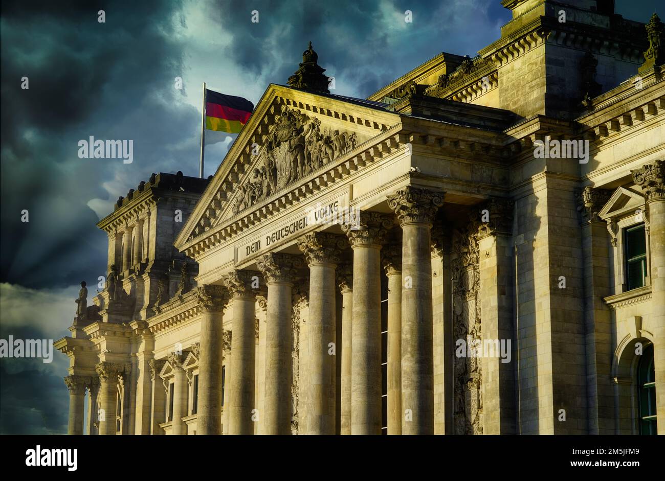 Germania, Berlino, Reichstag costruzione a Berlino-Tiergarten sul fiume Sprea che ospita il parlamento tedesco Foto Stock