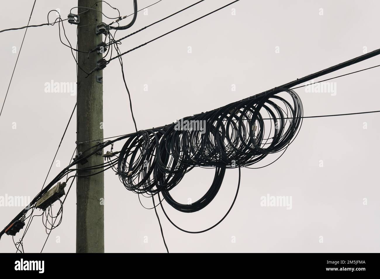 Bobine di cavo in fibra ottica pronte per essere installate su un palo di servizio. Foto Stock