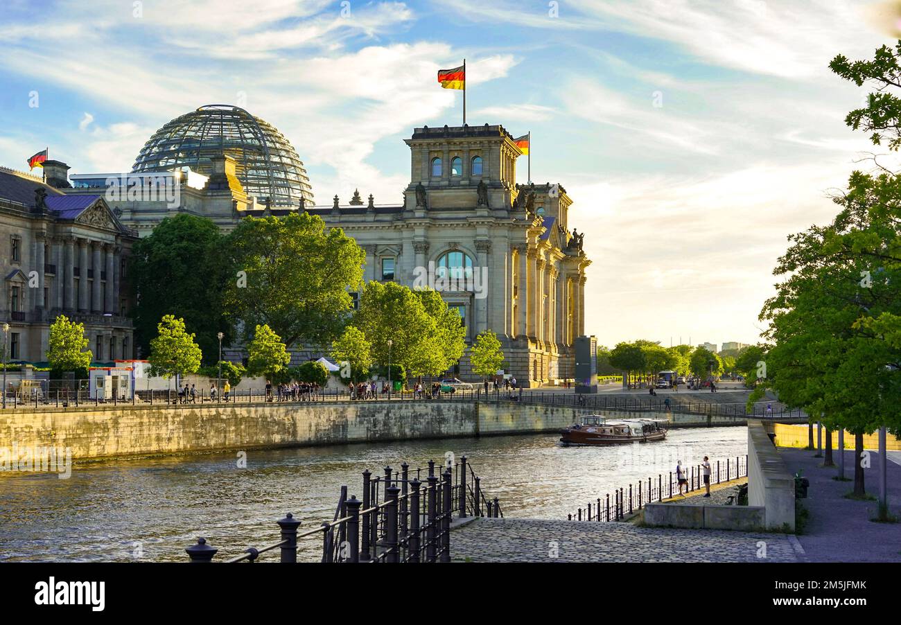 Germania, Berlino, Reichstag costruzione a Berlino-Tiergarten sul fiume Sprea che ospita il parlamento tedesco Foto Stock