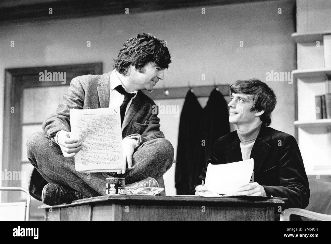 l-r: Alan Bates (ben Butley), Richard o'Callaghan (Joseph Keyston) a BUTLEY di Simon Gray al Criterion Theatre, Londra SW1 14/07/1971 design: Eileen Diss illuminazione: Robert Bryan regista: Harold Pinter Foto Stock