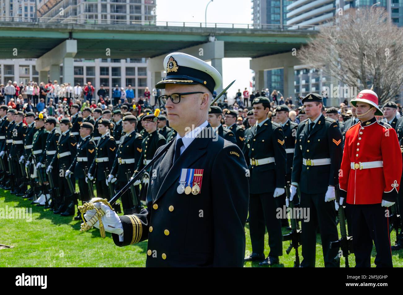 A Fort York si formano membri delle forze armate canadesi o dell'esercito. Partecipano all'evento di celebrazione. Foto Stock