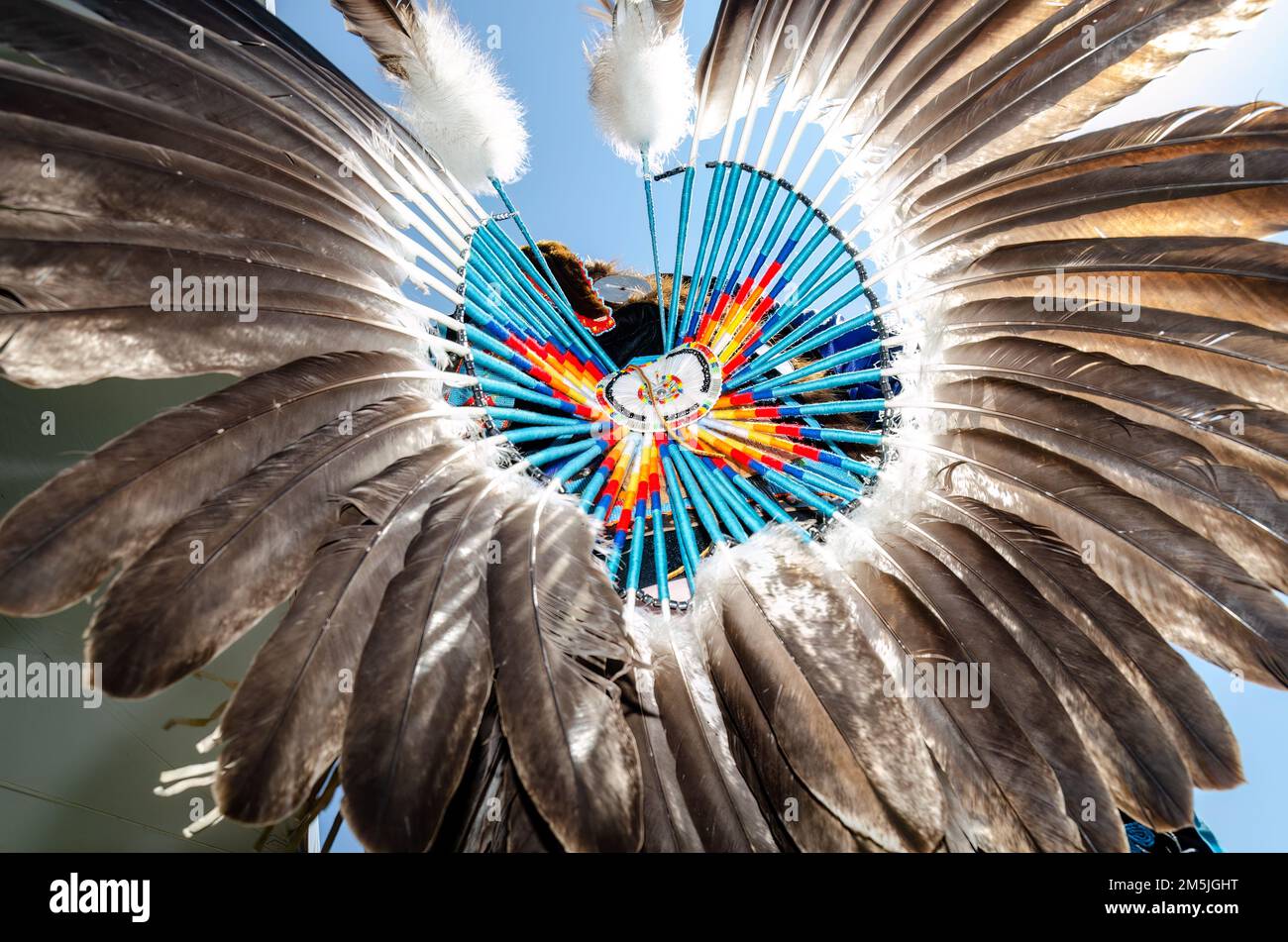 Elemento decorativo in abbigliamento tradizionale canadese First Nations. Dettaglio o funzione in primo piano. Foto Stock