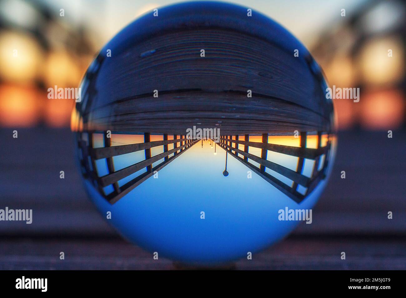 Tramonto sul ponte di Wustrow attraverso una palla di cristallo Foto Stock