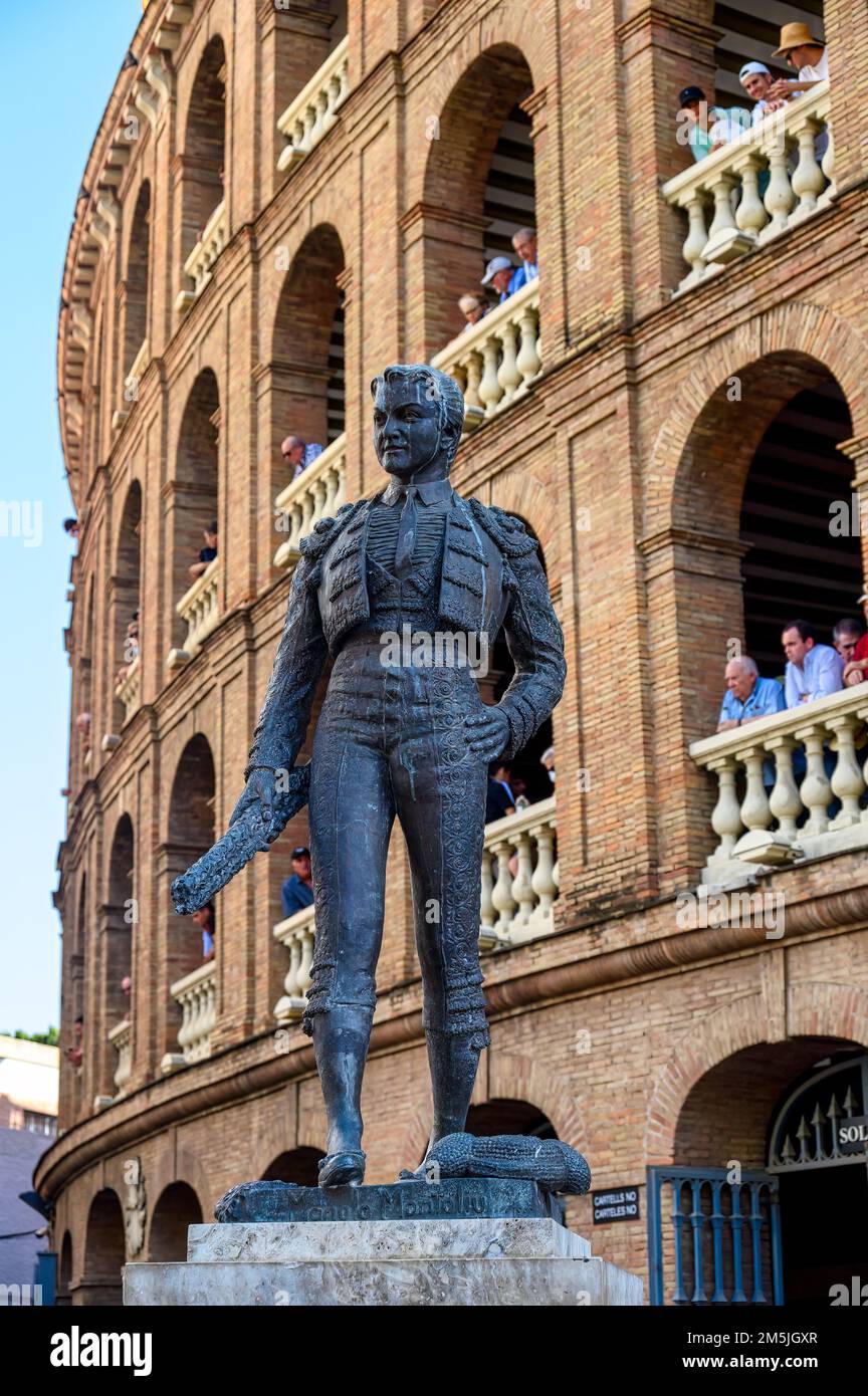 Monumento Manolo Montoliu all'ingresso principale dell'esterno dell'arena di Valencia. Foto Stock