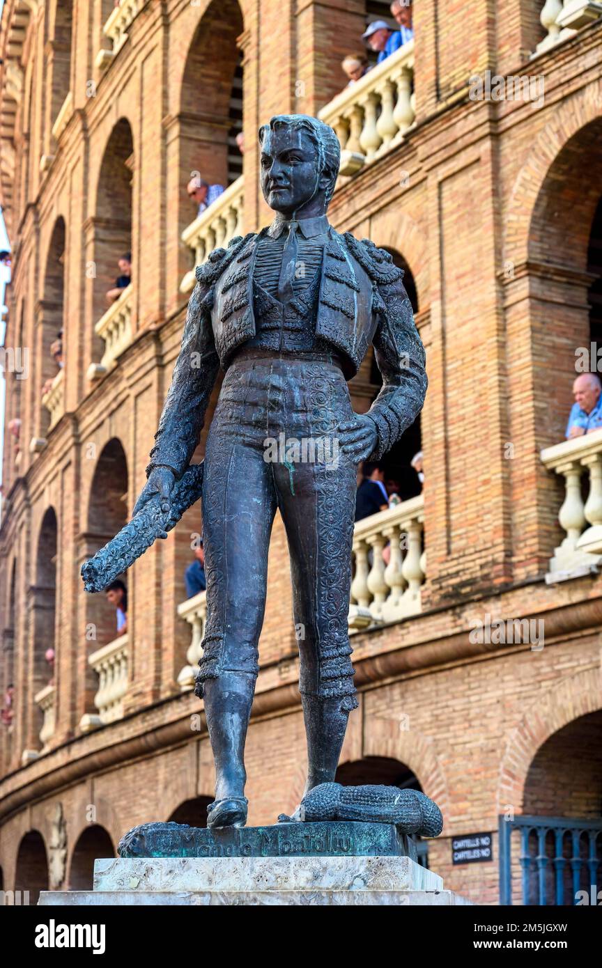 Monumento Manolo Montoliu all'ingresso principale dell'esterno dell'arena di Valencia. Foto Stock