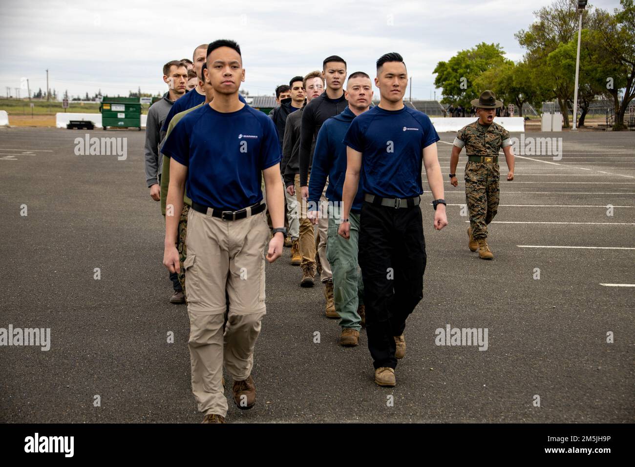 STATI UNITI Il Marine Corps Sgt. Jean Loyola, un istruttore di esercitazioni presso il Marine Corps Recruit Depot di San Diego, istruisce i movimenti di perforazione ai candidati ufficiali presso la Recruiting Station Sacramento durante una funzione di pool mensile a South Sacramento, California, il 19 marzo 2022. Le funzioni del pool sono state progettate per i futuri Marines per creare cameratismo, migliorare il fitness e apprendere le capacità di leadership in preparazione alla Officer Candidate School. Foto Stock