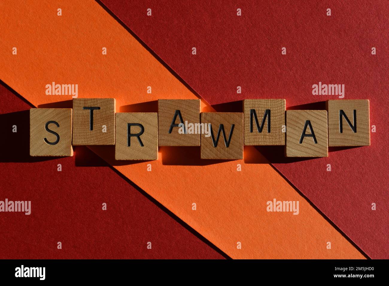 Strawman, parola commerciale che si riferisce alla preparazione di una struttura scheletrica o BluePrint, in lettere di alfabeto di legno isolate sullo sfondo Foto Stock