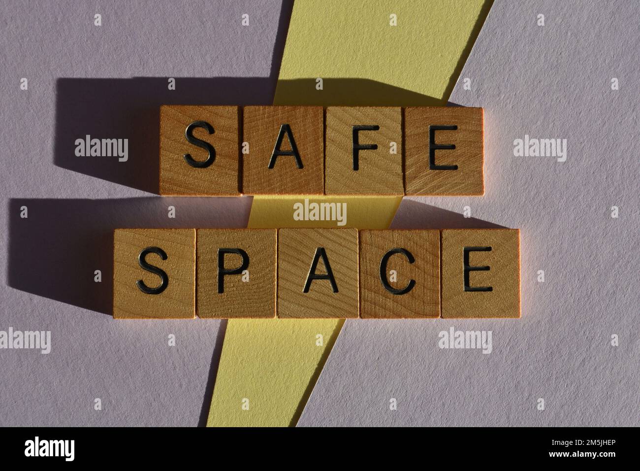 Safe Space, parole in lettere alfabetiche di legno isolate sullo sfondo Foto Stock