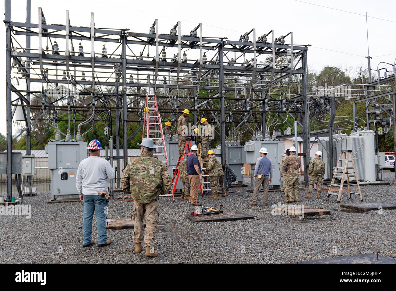 STATI UNITI Air Force Airmen assegnato al 23rd Civil Engineer Squadron ...