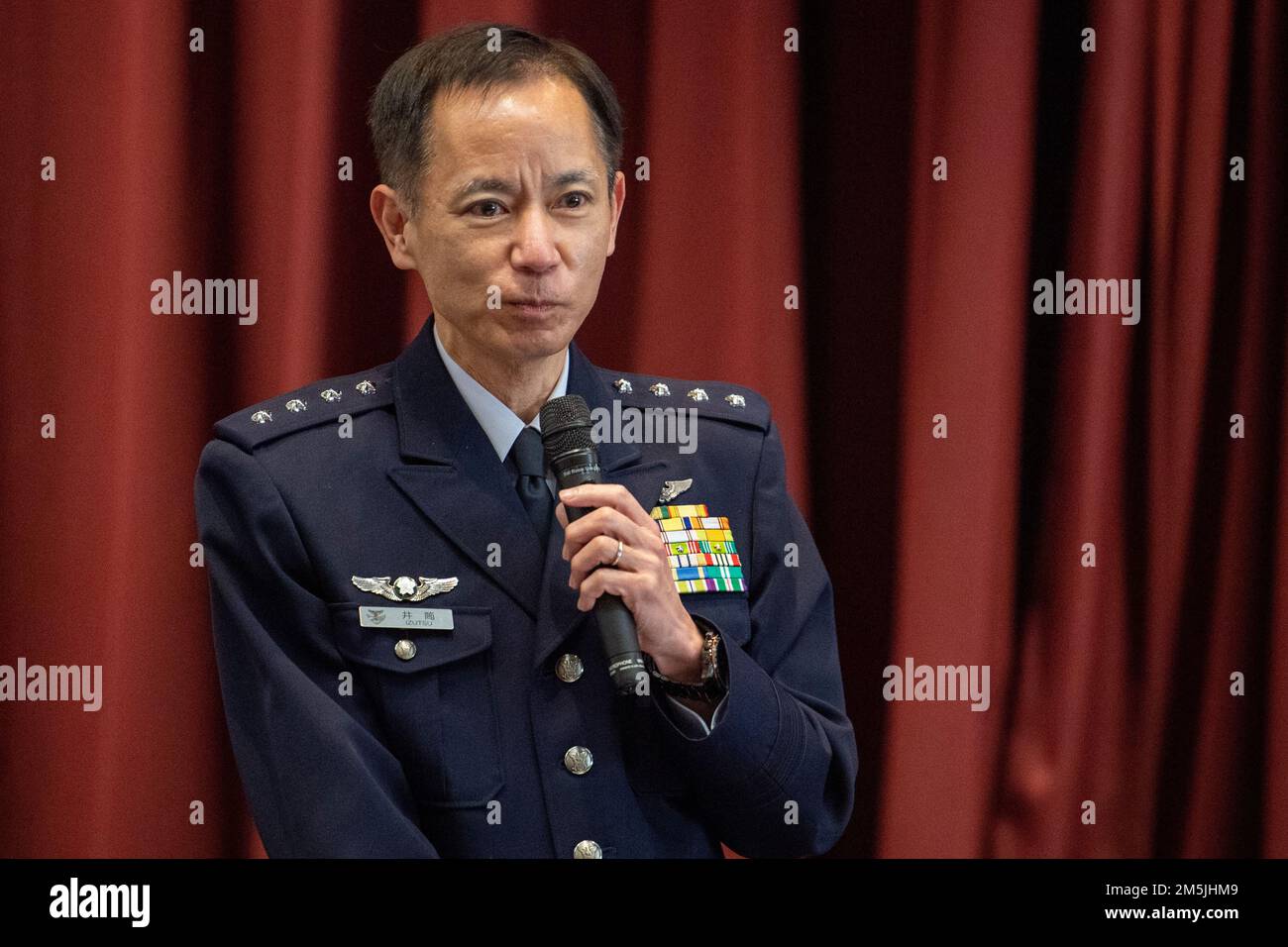 Il generale Shunji Izutsu, capo dello staff della Japan Air Self-Defense Force (Koku-Jietai), parla dell'importanza della leadership e di un'alleanza USA-Giappone durante un evento di relazioni con la comunità del programma di leadership USA-Giappone alla base aerea di Yokota, Giappone, 19 marzo 2022. Gli Stati Uniti – L’alleanza con il Giappone è la pietra angolare degli interessi di sicurezza alleati in Asia, ed è fondata su interessi e valori condivisi nella stabilità regionale, nelle libertà politiche, economiche e personali. Foto Stock