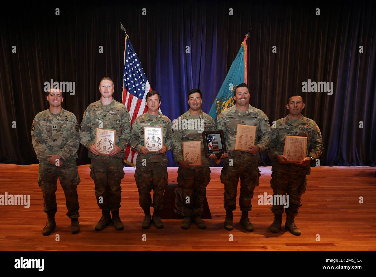 Il team California Alpha si presenta per una foto durante una cerimonia di premiazione presso la Marshall Hall di Fort Benning il 19 marzo 2022. La squadra ha vinto il primo posto negli Stati Uniti Army Multi-Gun Team Championship durante gli Stati Uniti 2022 Army Small Arms Championships a Fort Benning, Georgia. Gli Stati Uniti Army Multi-Gun Team Championship è un aggregato dei punteggi individuali della partita Multi-Gun 15. Durante la partita, i concorrenti sono stati tenuti a dimostrare la loro abilità con le armi primarie e secondarie in fasi temporizzate, guidate da scenari. Foto Stock