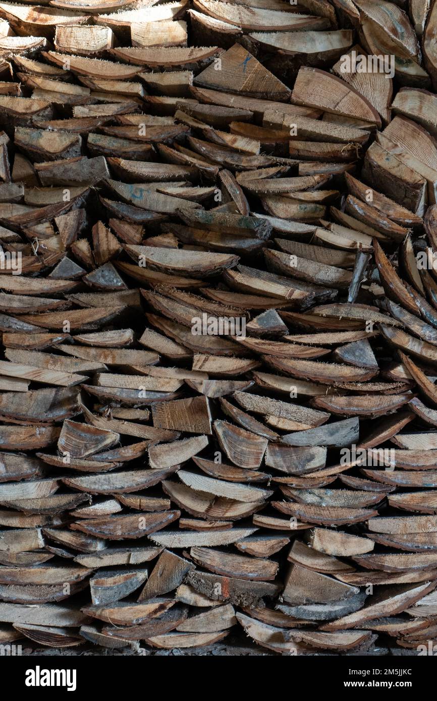 Le scorte di pezzi di legno di faggio immagazzinati dalla famiglia per il riscaldamento durante l'inverno creano motivi visivi attraenti e composizione rilassante Foto Stock