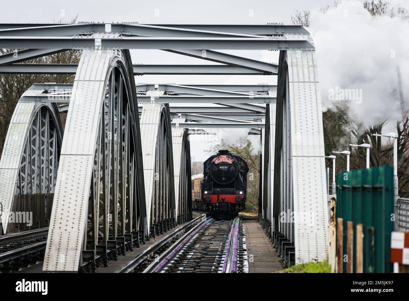 Santa Steam Express, treno a vapore 45231 The Sherwood Forester venendo sopra Barnes Railway Bridge, noioso monring dicembre. Speciale Natale Foto Stock