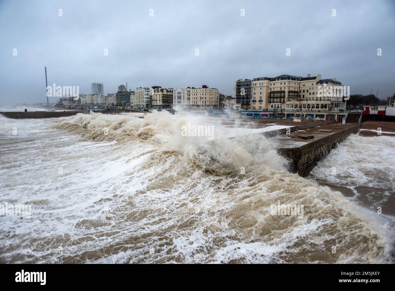 Brighton, 28th 2022 dicembre: I venti della forza di Gale di oltre 50mph hanno colpito la costa meridionale di Brighton questo pomeriggio con l'alta marea Foto Stock