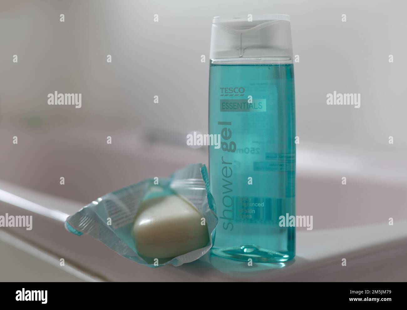 Una bottiglia di gel doccia e sapone Essentials della linea economica Tesco in bagno. Foto Stock