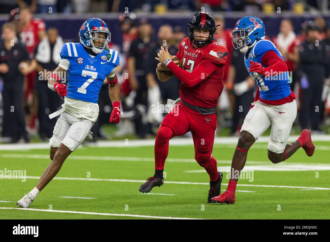 Texas Tech Red Raiders quartback Tyler Shough (12) assicura la palla come Ole Miss ribelli Cornerback Deantre Prince (7) e la sicurezza AJ Finley (21) mossa Foto Stock