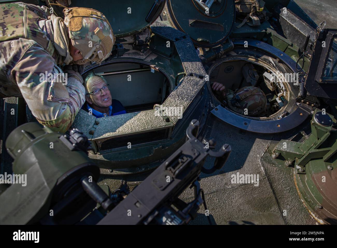 STATI UNITI Jerry Moran ride mentre parla con Soldato alla Grafenwoehr Training Area, 20 marzo 2022. I legislatori hanno visitato le truppe attualmente dispiegate in Germania per assicurare i nostri alleati NATO e scoraggiare l'aggressione. Foto Stock
