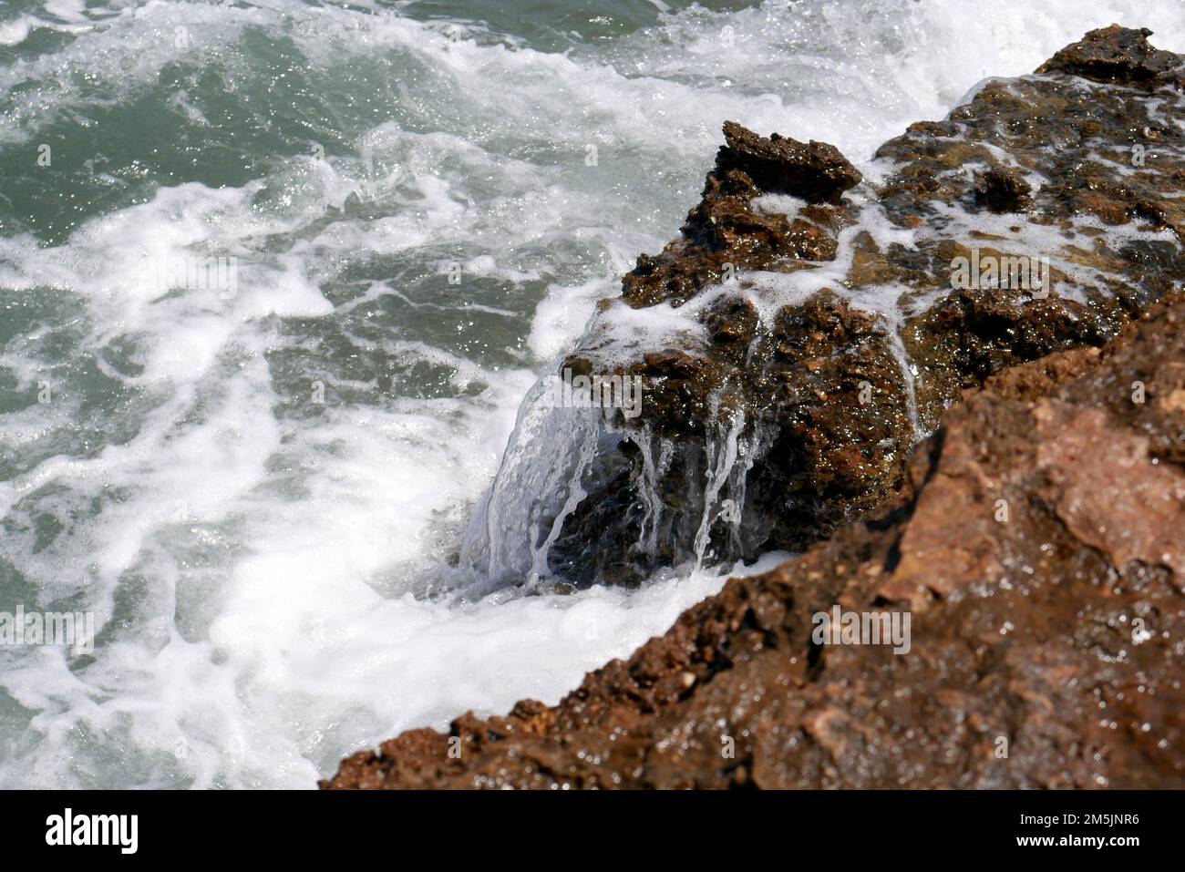 Wave si schianta sulla roccia Foto Stock