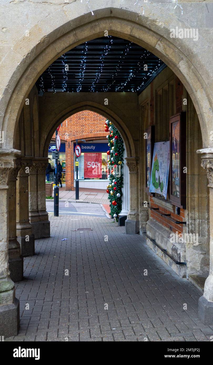 Passerella ad arco con decorazioni natalizie in Saffron Walden, Essex, Regno Unito Foto Stock