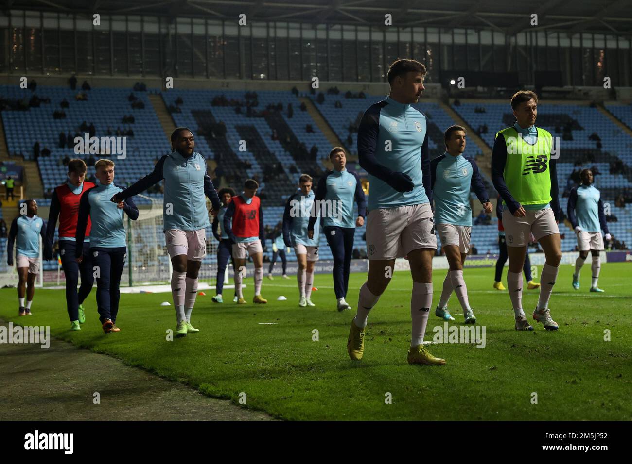 Coventry, Regno Unito. 29th Dec, 2022. I giocatori di Coventry City si scaldano davanti alla partita del Campionato Sky Bet Coventry City vs Cardiff City alla Coventry Building Society Arena, Coventry, Regno Unito, 29th dicembre 2022 (Photo by Nick Browning/News Images) a Coventry, Regno Unito, il 12/29/2022. (Foto di Nick Browning/News Images/Sipa USA) Credit: Sipa USA/Alamy Live News Foto Stock