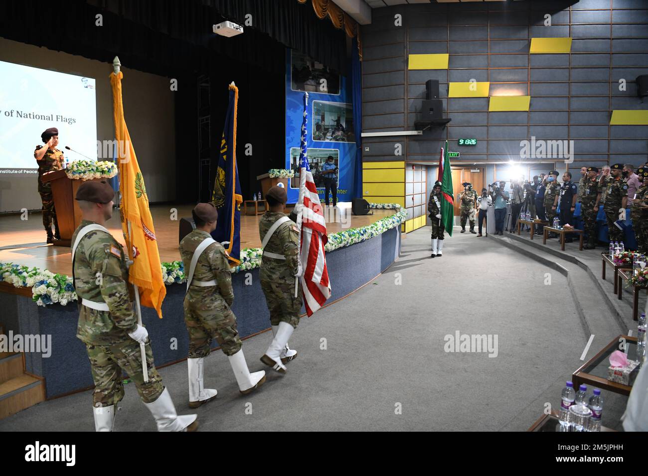 I membri dell'esercito degli Stati Uniti e del Bangladesh marciano le rispettive bandiere durante la cerimonia di apertura della Tiger Lightning 2022, il 20 marzo 2022 presso il centro di addestramento dell'operazione di sostegno alla pace del Bangladesh Institute a Dhaka, Bangladesh. TL22 è un esercizio bilaterale sponsorizzato dagli Stati Uniti Comando Indo-Pacific e ospitato dalle forze armate del Bangladesh, rafforzando la preparazione alla difesa del Bangladesh, costruendo interoperabilità operativa e rafforzando la partnership tra le forze armate del Bangladesh e la Guardia Nazionale dell'Oregon. (Foto della Guardia Nazionale aerea di Master Sgt. Aaron Perkins, ore Foto Stock