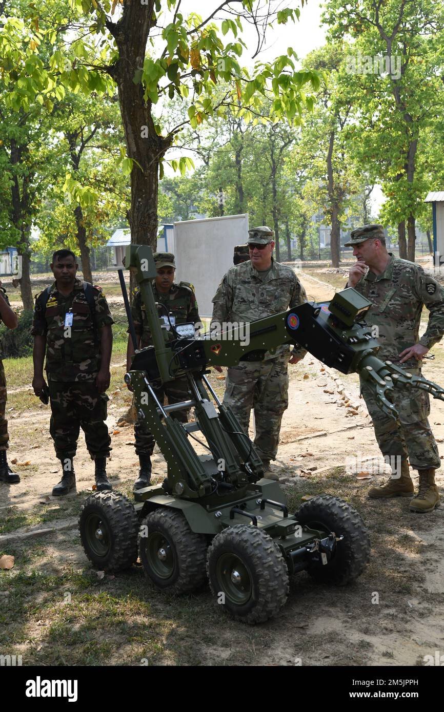 Un soldato del Bangladesh dimostra l'uso di un robot per lo smaltimento dell'ordinanza esplosiva Unicorn 5G durante una dimostrazione di attrezzature per i delegati degli Stati Uniti presso il centro di formazione BIPSOT (Bangladesh Institute of Peace Support Operation Training) a Dhaka, Bangladesh, il 20 marzo 2022. I delegati della Guardia Nazionale dell'Oregon partecipano all'esercitazione Tiger Lightning 2022, un'esercitazione bilaterale sponsorizzata dagli Stati Uniti Comando Indo-Pacific e ospitato dalle forze Armate del Bangladesh, rafforzando la preparazione alla difesa del Bangladesh, creando interoperabilità operativa e rafforzando la partnership tra Banglad Foto Stock